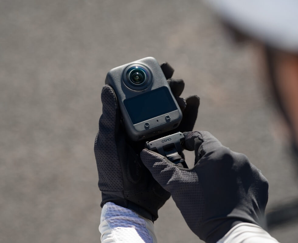 DJI Osmo 360 mit magnetischer Osmo-Schnellwechselhalterung